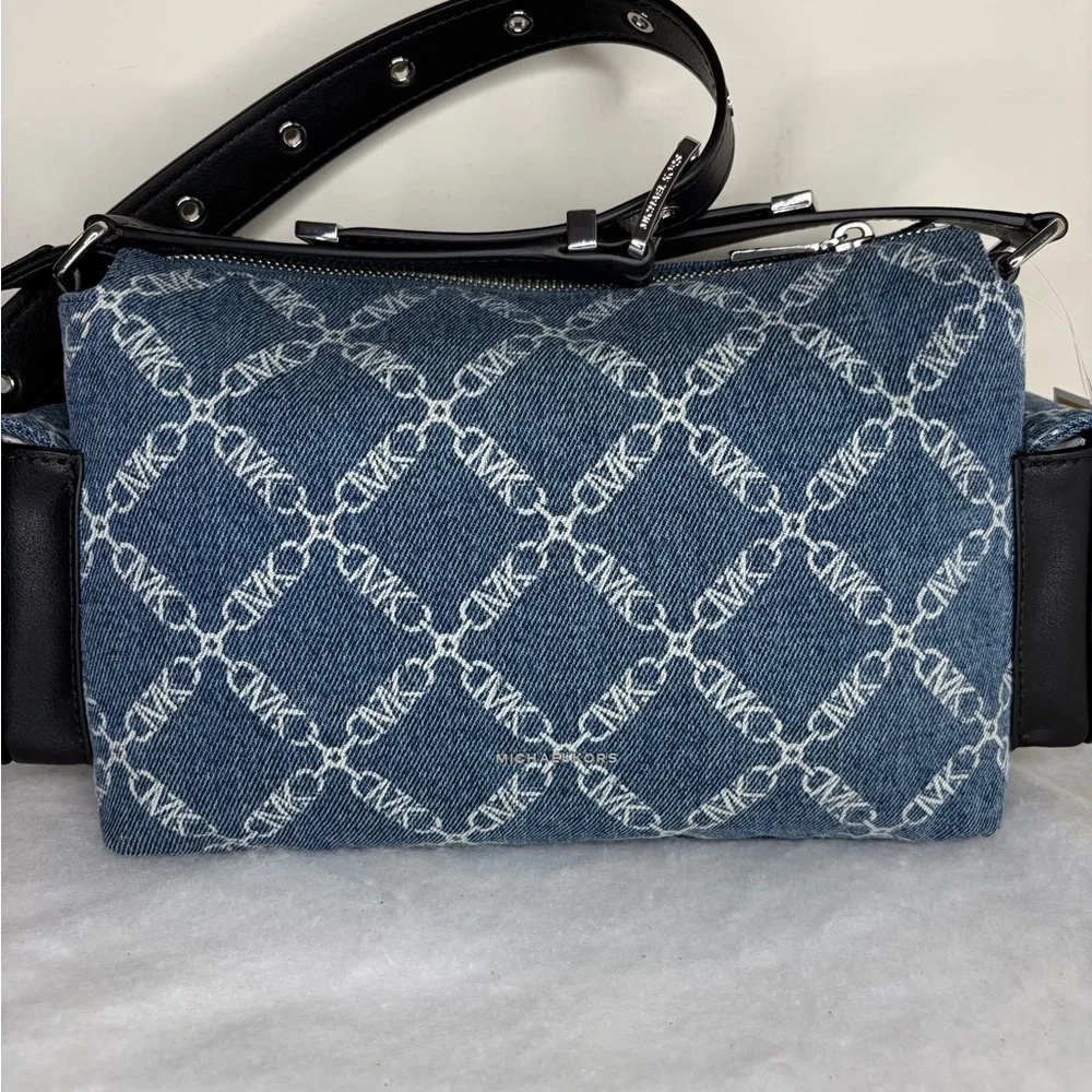 Michael Kors Dakota Medium Pocket Shoulder Bag - Picture 4 of 10